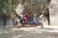 Fröhlich singende und tanzende Jugendliche in Bagamoyo/Tansania