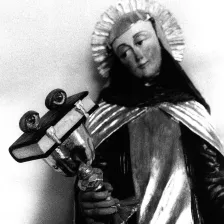analoge S/W Fotografie der Hl. Odilia (Patronin des Augenlichts) die mit einem Kelch/einem Buch mit Augen dargestellt wird.
