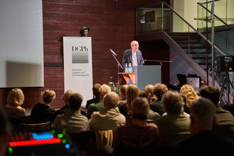 Verleihung des Dr. Erich Salomon-Preises am 25.9.2021 im Altonaer Museum in Hamburg, Laudation Peter-Matthias Gaede. © Noah Bizer