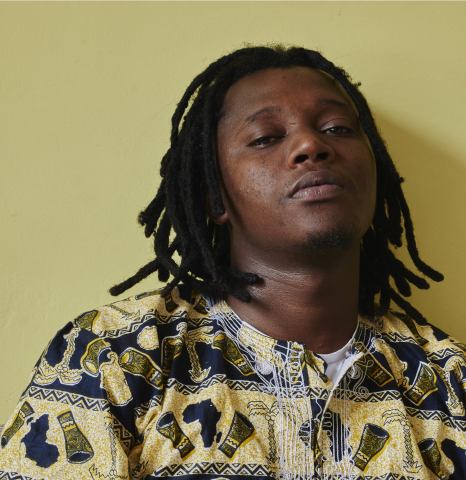 Tony alias Aladje Muntaga Djalo aus Guinea Conakry lebt in Lissabon und verkörpert verschiedene kulturelle Identitäten. Dzifa Peters, aus dem Projekt Perspicere: The Invention of Self (2017), C-Print © Dzifa Peters