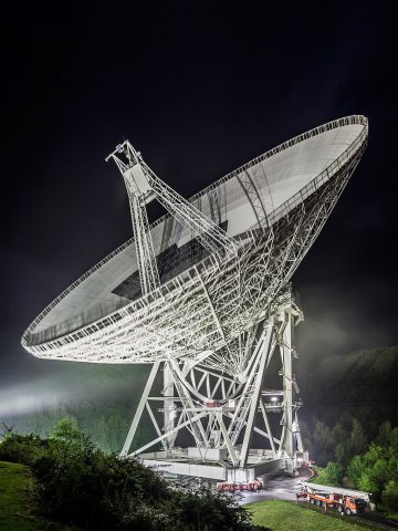 Nachtaufnahme des Radioteleskop Effelsberg. Mit 100m Durchmesser das größte Radioteleskop Deutschlands und das zweitgrößte der Welt.“ © Jannis Wiebusch, Preisträger 2017_300 dpi
