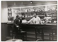 Erich Salomon an der Bar des Hotel Metropol in Genf, Selbstporträt mit Fernauslöserlinks: Erich Salomon, um 1930
