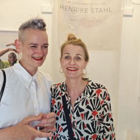 Karin Rehn-Kaufmann (rechts im Bild), Chefin der Leica Galerien weltweit, mit Henrike Stahl