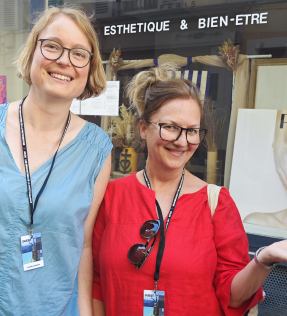 Im Fotografie Forum Frankfurt für die Ästhetik zuständig: Celina Lunsford (in Rot) mit Andrea Horvay