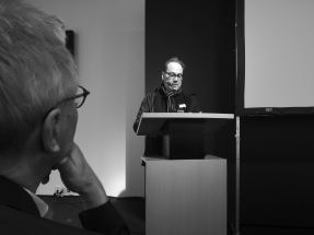 Diesjähriger Wahlleiter Peter Hytrek verkündet das Ergebnis der Vorstandswahl