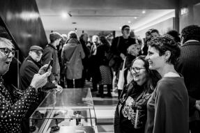 DGPh 4Ward | EMERGING PHOTOGRAPHER AWARD. Award ceremony, Presiträgerin Mika Sperling und Jury-Mitglied Celina Lunsford nach Laudatio und Urkundenübergabe, Leica Galerie in Paris. © Ruediger Glatz