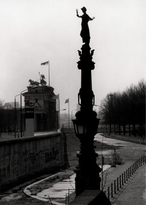 Barbara Klemm, Am Reichstag, Berlin, 1987