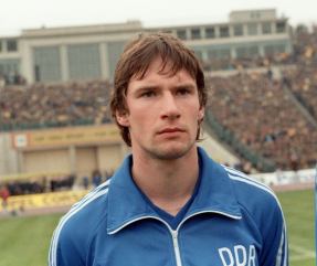DDR-Abwehrspieler Andreas Trautmann von Dynamo Dresden, aufgenommen am 30.03.1983 vor dem Fußball-Länderspiel DDR - Belgien (1:2) im Leipziger Zentralstadion © picture-alliance / dpa | Jürgen Zinke