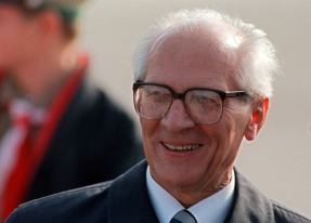 Der Staats- und Parteichef der DDR, Erich Honecker, aufgenommen am 8. Oktober 1989 während der Feierlichkeiten anläßlich des 40jährigen Bestehens der DDR © picture-alliance / dpa | Wolfgang Kumm