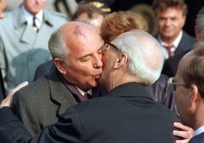 Der sowjetische Staats- und Parteichef Michail Gorbatschow (l) wird nach seiner Ankunft zu den Feierlichkeiten zum 40jährigen Staatsjubiläum der DDR am 6. Oktober 1989 in Ost-Berlin vom Staatsratsvorsitzenden Erich Honecker mit dem traditionellen Bruderkuß willkommen geheißen. Foto: Wolfgang Kumm © picture-alliance/ dpa | Wolfgang Kumm