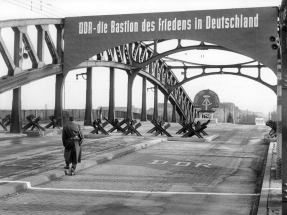 Der Grenzübergang Boesebrücke (Bornholmer Straße) an der Grenze zum Westberliner Bezirk Wedding, aufgenommen am 08.12.1961 © picture alliance / dpa | dpa