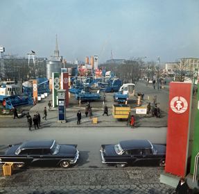 Blick auf das Gelände der Leipziger Frühjahrsmesse im März 1974. Im Vordergrund zwei Limousinen und rechts das Emblem der DDR - Hammer und Zirkel © picture-alliance / dpa | Kruse