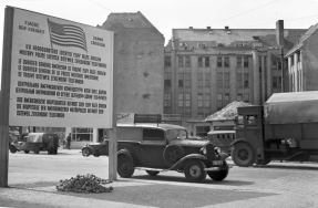 Kennzeichnung der Sektorengrenze an der Stresemannstraße / Ecke Niederkirchnerstraße in Berlin, aufgenommen 1950. Auf dem Schild im Westteil der Stadt befindet sich als "Flagge der Freiheit" die US-amerikanische Flagge und der Schriftzug "Das amerikanische Hauptquartier befindet sich Clay Allee, Dahlem. Die Hauptstelle der amerikanischen Militärpolizei befindet sich Osteweg, Zehlendorf (Telefunken)" in den Sprachen der alliierten Besatzungsmächte. Foto: zbarchiv © picture alliance / ZB | zbarchiv
