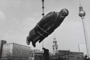 Sibylle Bergemann, Marx-Engels-Denkmal (Berlin-Mitte), Aufstellen der Friedrich-Engels-Skulptur, Februar 1986, Ost-Berlin, aus der Serie „Das Denkmal“, DDR, 1975-1986 © Estate Sibylle Bergemann/OSTKREUZ