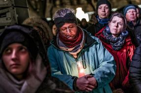 Rückblende 2025, Kategorie "Scharfes Sehen" Foto: Filip Singer Menschen versammeln sich vor dem Magdeburger Dom während eines ökumenischen Gedenkgottesdienstes nach dem Autoangriff auf den Weihnachtsmarkt. Magdeburg , 21.12.2024 