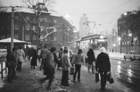 Arbeiter_innen des VEB Kabelwerk Oberspree an der Straßenbahnhaltestelle gegenüber vom Werkseingang in der Wilhelminenhofstraße in Berlin-Oberschöneweide, 1981. Archivsignatur: VI.1.033 0056-019