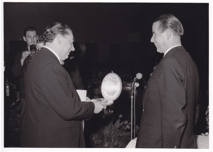 Preisverleihung Fritz Brill 1960, links: Fritz Brill, rechts: Gerhard Schröder