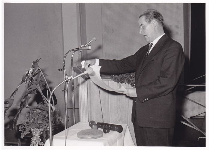 Preisverleihung Fritz Brill 1960, Gerhard Schröder bei der Verlesung der Laudatio