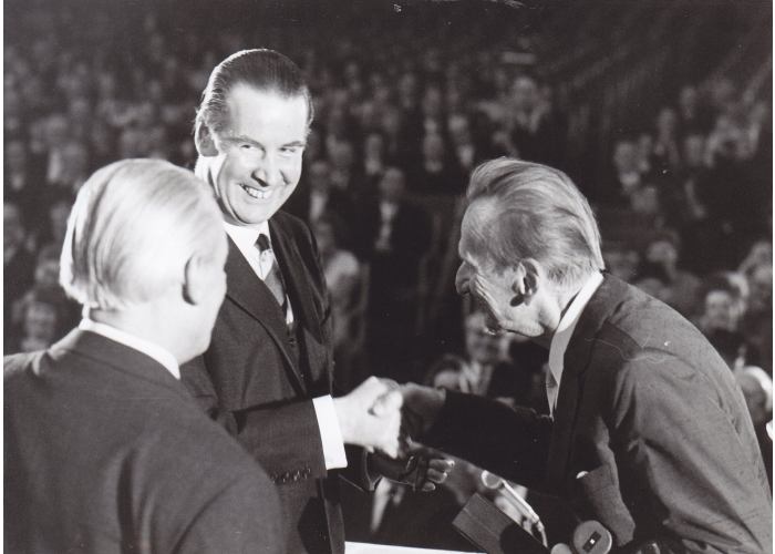 Preisverleihung 1965 im Kölner Gürzenich, links: Dr. Gerhard Schröder, rechts: Felix H. Man