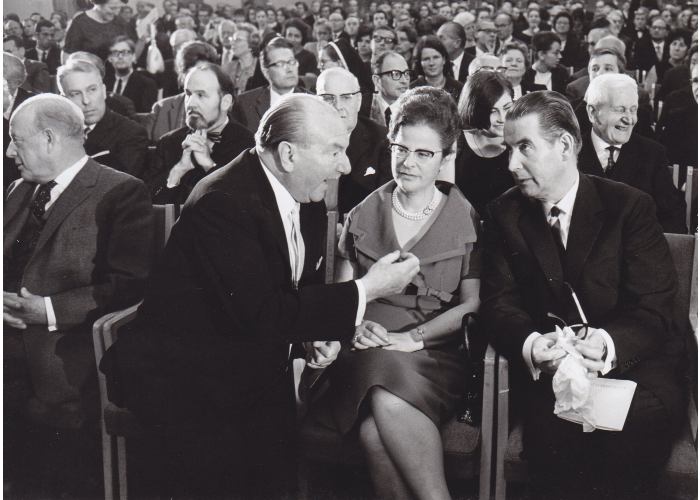 Preisverleihung 1965 im Kölner Gürzenich, links: Dr. h.c. Bruno Uhl, rechts: Felix H. Man