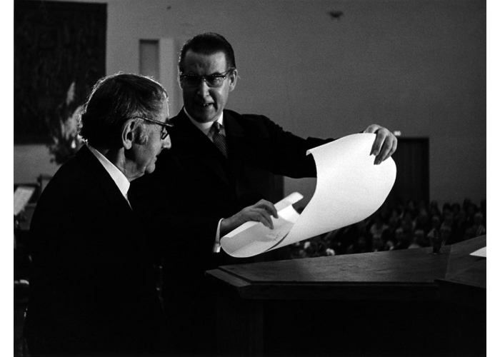 Kulturpreisverleihung am Abend des 30. September 1966 im Großen Saal des Gürzenichs, Dr. Gerhard Schröder, Vorsitzender der DGPh und Man Ray