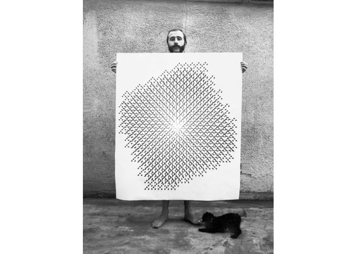Gottfried Jäger präsentiert seine Lochblendenstruktur 3.8.14 F 2.5, 1968 Kameraphotographie