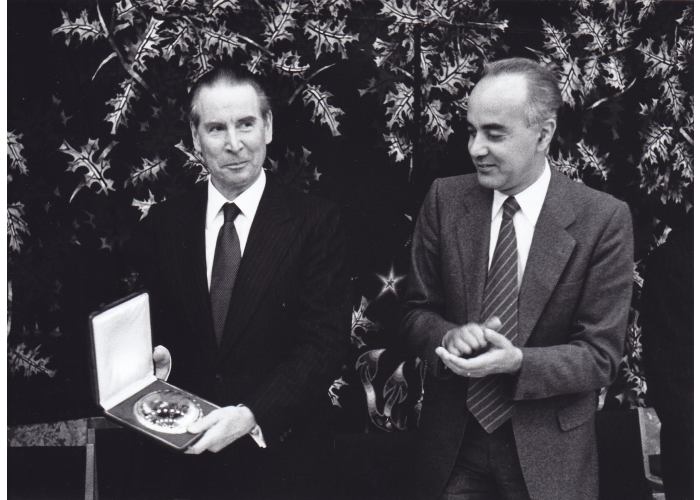 Dr. Gerhard Schröder (links) mit der Medaille für Gisèle Freund, Foto: J. Faber