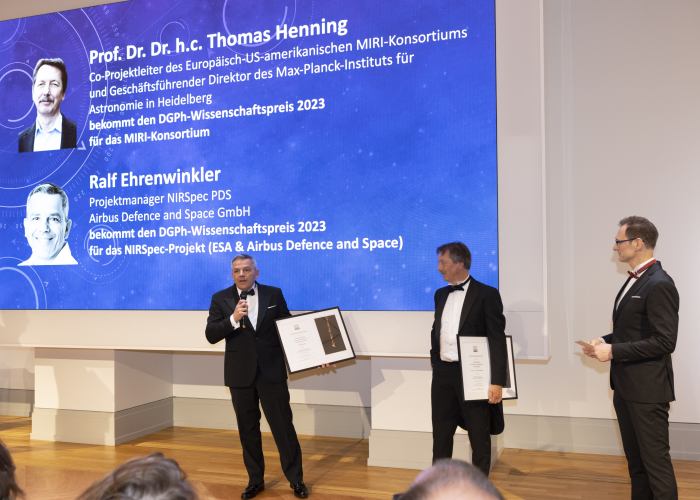 Preisverleihung im Museum Barberini am 28.10.2023 in Potsdam. Ralf Ehrenwinkler, Prof. Dr. Dr. h.c. Thomas Henning, Roy Hessing (DGPh) © Rosa Merk