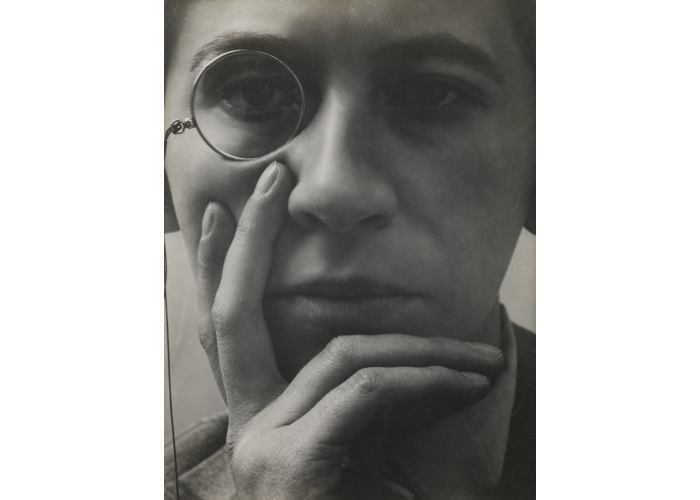 Aenne Biermann, Dame mit Monokel, 1928, Silbergelatineabzug, Stiftung Ann und Jürgen Wilde, Bayerische Staatsgemäldesammlungen, München (Foto: Sibylle Forster, Bayerische Staatsgemäldesammlungen)