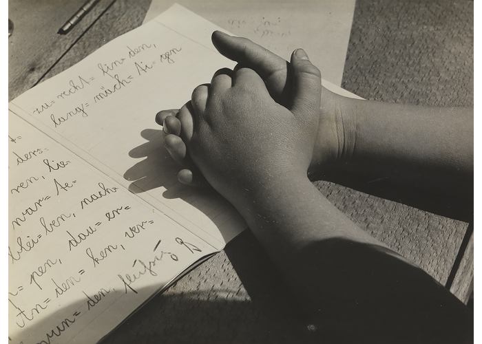 Aenne Biermann, Kinderhände, 1918, Silbergelatineabzug, Stiftung Ann und Jürgen Wilde, Bayerische Staatsgemäldesammlungen, München (Foto: Sibylle Forster, Bayerische Staatsgemäldesammlungen)