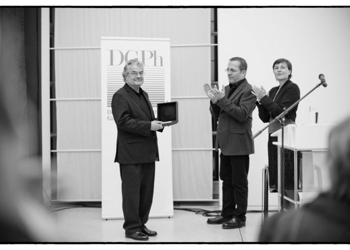 Prof. Klaus Honnef erhält den Kulturpreis der DGPh im Jahr 2011, © Rüdiger Glatz