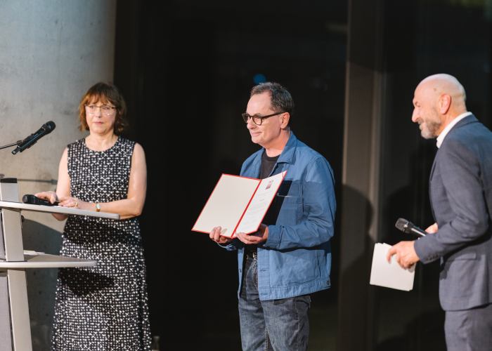 Verleihung des Kulturpreises 2024 an Gerhard Steidl, v.l.n.r.: Dr. Martina Mettner, Gerhard Steidl, Michael Biedowicz © Finn Jahnke