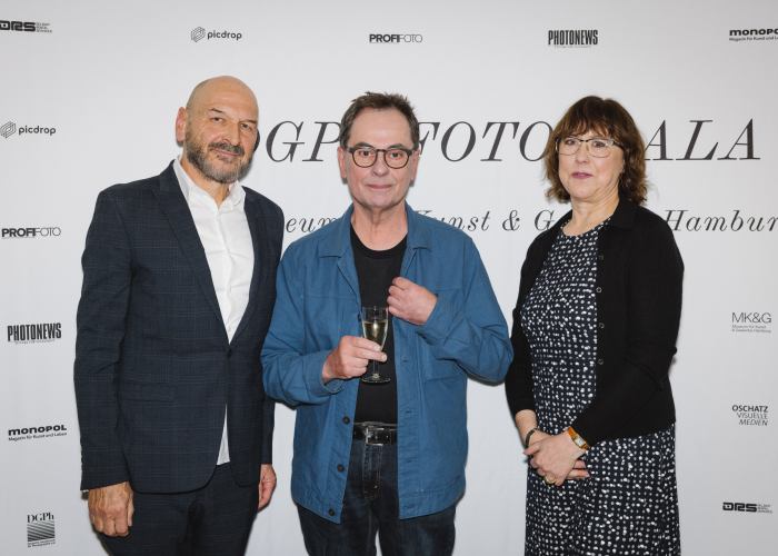 Kulturpreisträger Gerhard Steidl (Mitte) mit Michael Biedowicz (links) und Dr. Martina Mettner (rechts) © Finn Jahnke