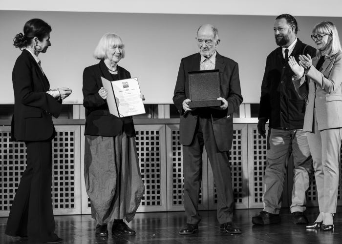 DGPh Photography Awards 2025. Übergabe des Preises und der Urkunde. v.l.n.r.: Ira Stehmann, Ann Wilde, Jürgen Wilde, Ruediger Glatz, Simone Klein © Philipp Bösel