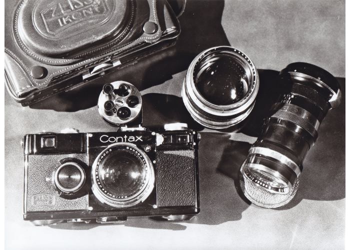 Contax Kamera mit 3 von Dr. Ludwig Bertele errechneten Zeiss Sonnar-Objektiven
