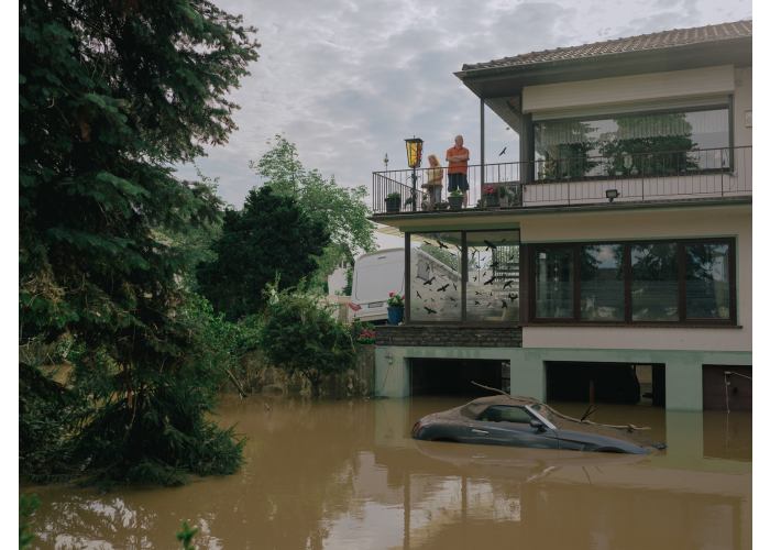 The Flood in Western Germany 2021, Menschen auf ihrem Balkon in einem Haus in Ahrweiler © DOCKS Collective