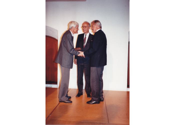 Preisübergabe an Peter Keetman (links) durch Dr. Hans Friderichs (Mitte) und F.C. Gundlach (rechts), Foto: Claudia Heiendecker (?)