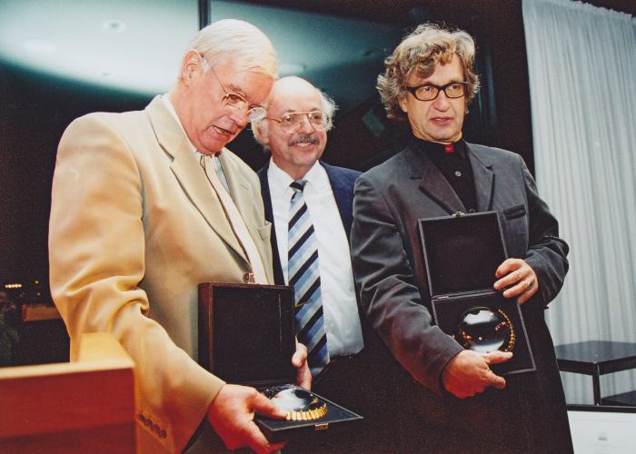 Kulturpreisverleihung am 22.10.2003 in Berlin, v.l.: Mogens S. Koch, Hansjoachim Nierentz, Wim Wenders (© Gert Koshofer)