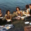 Nan Goldin, Picnic on the Esplanade, Boston (Picknick auf der Esplanade, Boston), 1973, Photographie, aus der Serie “The Other Side” © Nan Goldin. Courtesy the artist