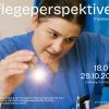 Eine Pflegekraft testet den Augenreflex eines Patienten mit einer Taschenlampe