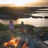 Kinder versammeln sich um ein Lagerfeuer auf der Insel Easdale, Argyll, 2020 © Colin McPherson