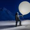 Bettina Haupt, Stationsleiterin der deutsch-französischen »AWIPEV«-Forschungsstation in Ny-Ålesund, bereitet einen Wetterballon für den Start vor. Die Daten der letzten dreißig Jahre belegen: Das Epizentrum der globalen Erwärmung liegt hier, in Spitzbergen: Die Durchschnittstemperaturen im Winter sind seit Beginn der Messungen um sechs bis acht Grad Celsius gestiegen, so schnell wie an keinem anderen Ort der Welt. Foto: Esther Horvath