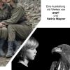 Zwei Fotografien: eine zeigt Soldatinnen in einer Trümmerlandschaft, die sich küssen, das andere einen Jungen, der einem Seeadler in die Augen schaut.
