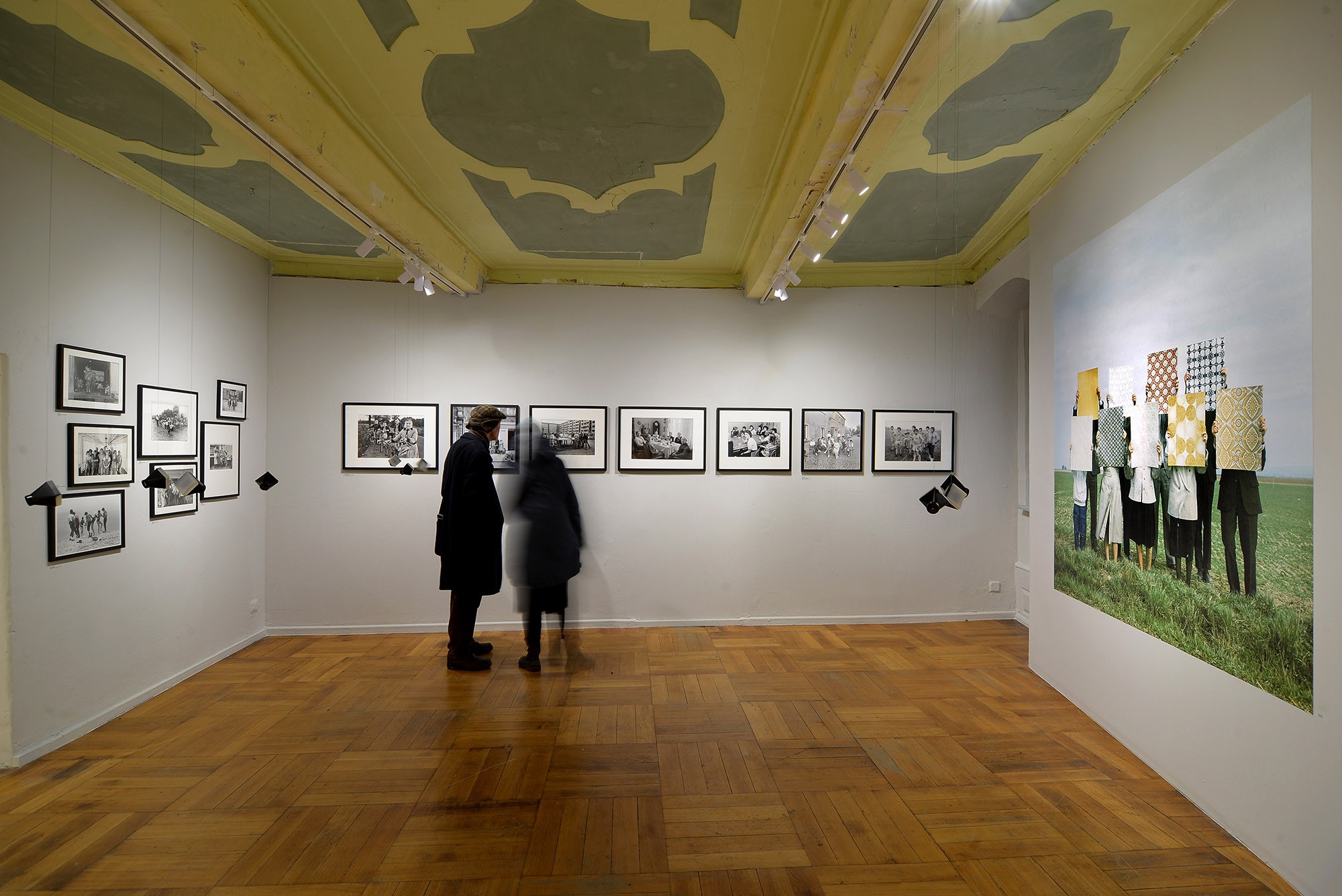 Ausstellungsansicht „An den Rändern taumelt das Glück. Die späte DDR in der Fotografie“ in der ACC Galerie Weimar, Foto: Claus Bach