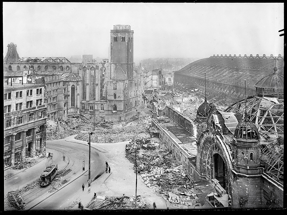 Margarita Neiteler, Historisches Archiv mit Rheinischem Bildarchiv, Köln, Wiederaufbau des Kölner Dom 1945-1948, Negativglas 13x18cm, Blick aus dem Kölner Dom auf den zerstörten Hauptbahnhof und Bahnhofsvorplatz
