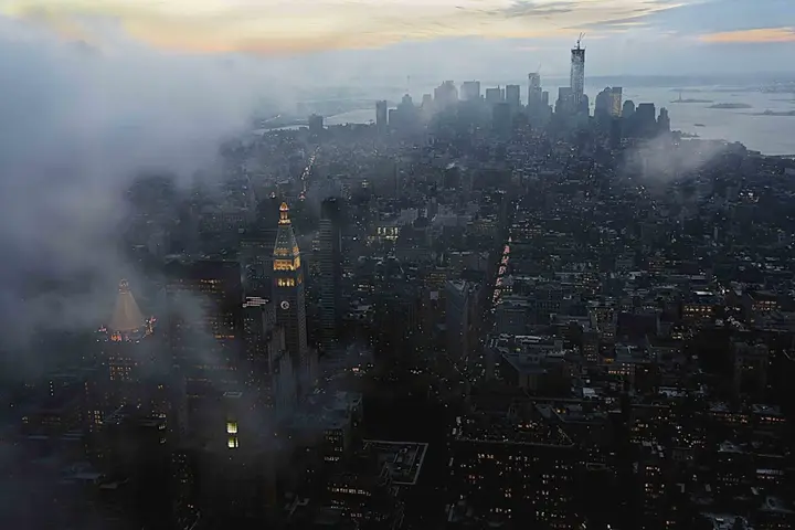 Thomas Hoepker, Blick vom Empire State Building auf Lower Manhattan wahrend eines Sturms, New-York City, USA, 2012